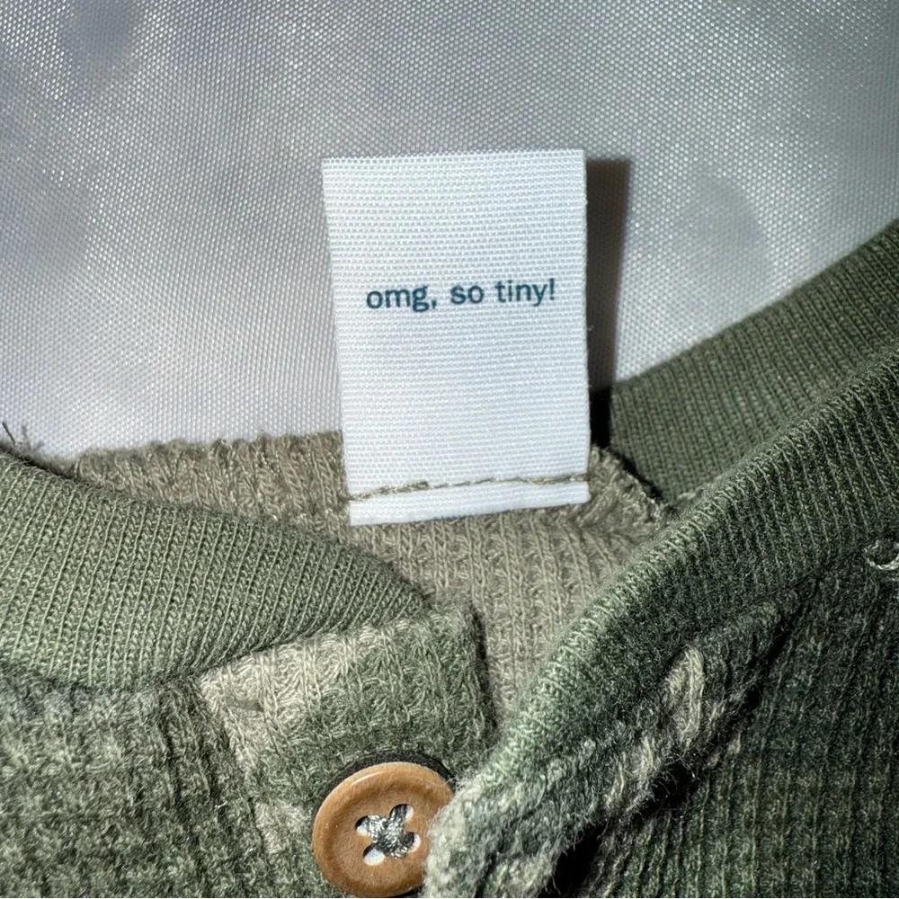 Old Navy Camouflage Thermal Long Sleeve Onesie One Piece Baby/Infant 0-3 mos‎